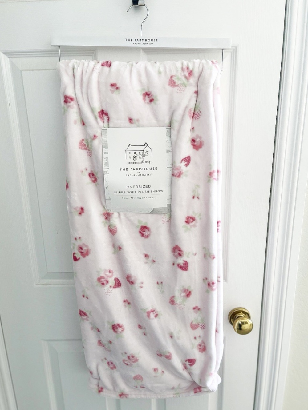 The Farmhouse by Rachel Ashwell Oversized Soft Plush Throw Strawberry Print